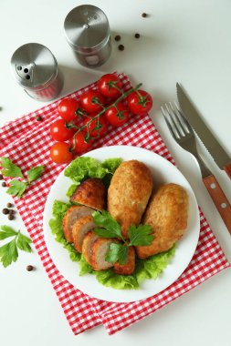 Beyaz arka planda pirzola ile lezzetli yemek kavramı