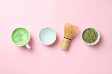 Pembe arka plan için kibrit latte ve aksesuarlar.