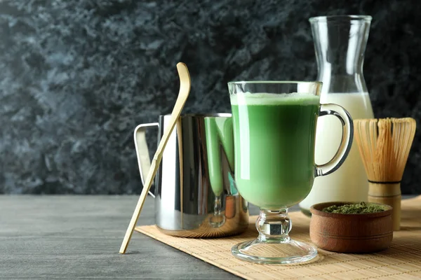 Xícara Latte Matcha Acessórios Para Fazer Mesa Texturizada Cinza — Fotografia de Stock