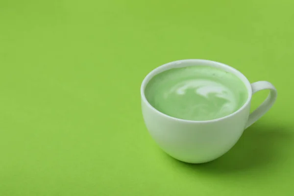 Чашка Маття Латте Зеленом Фоне — стоковое фото