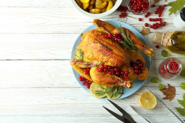 Şükran Günü kavrulmuş hindi konsepti beyaz tahta masada.
