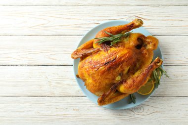 Beyaz ahşap masada kızarmış hindi tabağı.