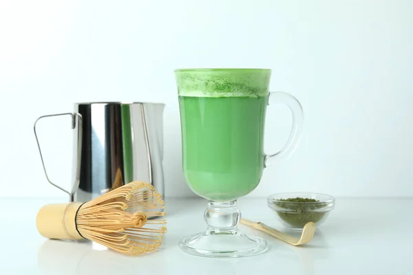 Matcha Latte Acessórios Para Fazer Mesa Branca — Fotografia de Stock