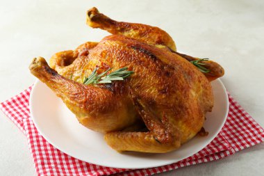 Tabakta kızarmış hindi ve beyaz desenli masa.