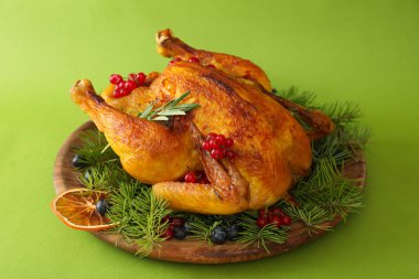 Yeşil arka planda yılbaşı hindisi kavramı