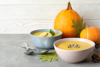 Gri dokulu masada balkabağı çorbası ile lezzetli yemek kavramı