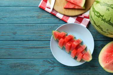 Lezzetli yemek kavramı. Mavi ahşap masada karpuz.