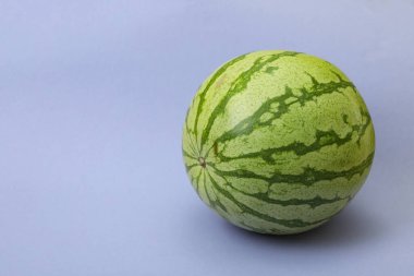 Menekşe arkaplanda olgun karpuz, metin için boşluk