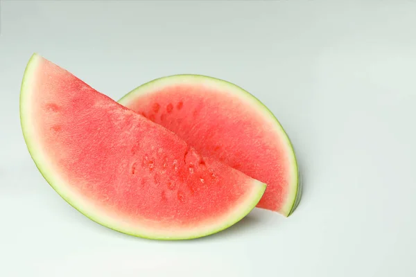 Zwei Saftige Wassermelonenscheiben Auf Weißem Hintergrund — Stockfoto