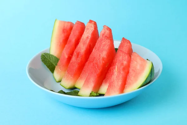 Assiette Avec Tranches Pastèque Feuilles Menthe Sur Fond Bleu — Photo