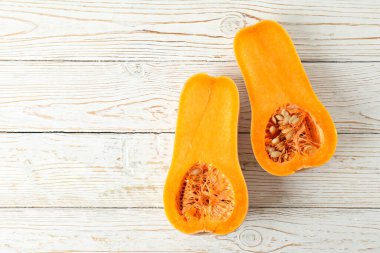 Beyaz ahşap arka planda balkabağı yarımları