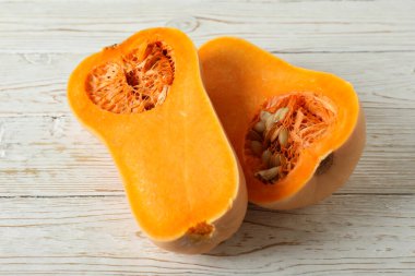 Beyaz ahşap arka planda balkabağı yarımları