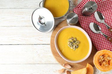 Ahşap masada balkabağı çorbası ile lezzetli yemek kavramı