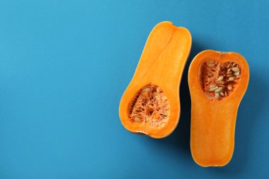 Mavi arkaplanda ham balkabakları, üst görünümde