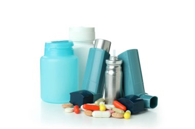 Astım tedavisi aksesuarları beyaz arkaplanda izole edildi