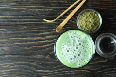 Ahşap arka planda yapılan kibrit latte ve aksesuarlar