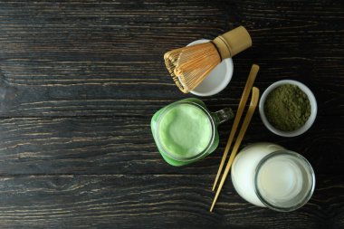 Ahşap arka planda yapmak için cam kibrit ve aksesuar kavanozu.