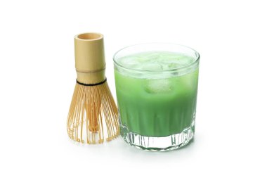 Bir bardak soğuk kibrit latte ve chasen beyaz arka planda izole edilmiş.