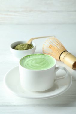 Beyaz ahşap masa için kibrit latte ve aksesuarlar.