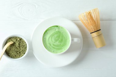 Beyaz ahşap masa için kibrit latte ve aksesuarlar.