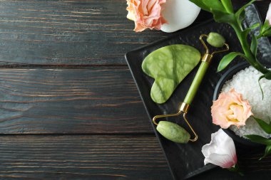 Tahta masadaki yüz silindirli cilt bakımı konsepti