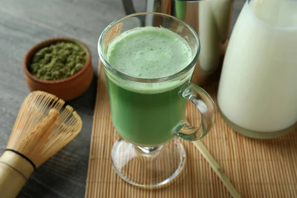 Xícara Latte Matcha Acessórios Para Fazer Mesa Texturizada Cinza — Fotografia de Stock