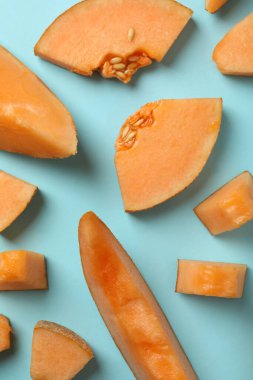 Mavi zemin üzerinde olgun kavun dilimleri, üst görünüm