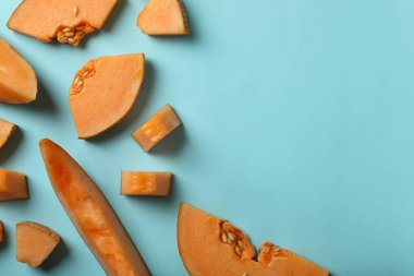 Mavi zemin üzerinde olgun kavun dilimleri, üst görünüm