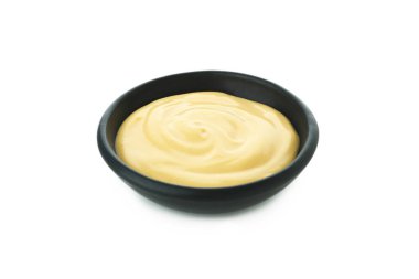 Beyaz arka planda izole edilmiş peynir soslu kase