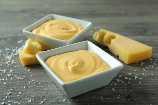 Tigelas Com Molho Queijo Queijo Sal Mesa Textura Cinza — Fotografia de Stock