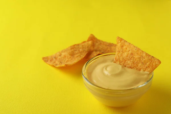 Cuenco Con Salsa Queso Papas Fritas Sobre Fondo Amarillo —  Fotos de Stock