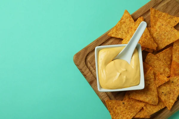 Junta Con Salsa Queso Papas Fritas Sobre Fondo Menta —  Fotos de Stock