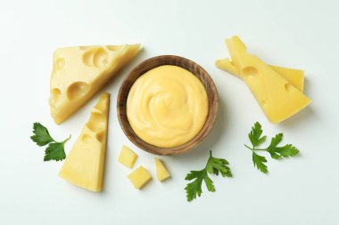 Bir kase peynir sosu ve beyaz arka planda malzemeler.