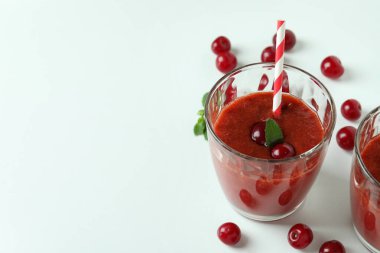 Beyaz arka planda vişneli buzlu içecek ve malzemeler.