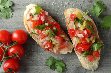 Gri desenli arka planda lezzetli bruschetta atıştırmalıkları