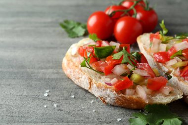 Gri desenli arka planda lezzetli bruschetta atıştırmalıkları
