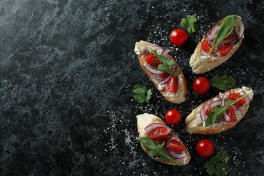 Siyah dumanlı arka planda lezzetli bruschetta atıştırmalıkları