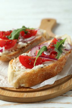Lezzetli yemek kavramı ve beyaz ahşap masada bruschetta atıştırmalıkları.