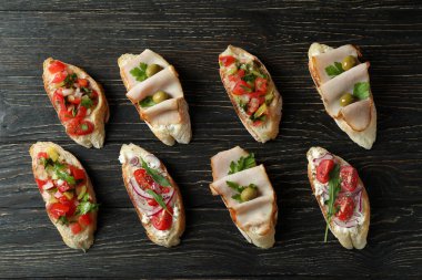 Lezzetli İtalyan atıştırmalıkları ahşap arka planda bruschetta.