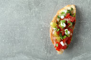 Gri desenli arka planda lezzetli İtalyan bruschetta 'sı