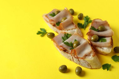 Sarı arka planda nefis İtalyan atıştırmalıkları bruschetta.