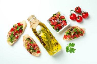 Lezzetli İtalyan atıştırmalıkları bruschetta ve beyaz arka plandaki malzemeler.