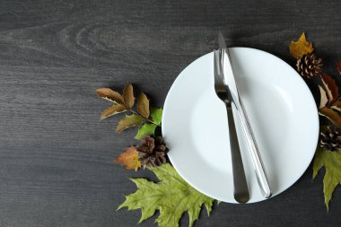 Koyu ahşap arka planda Mutlu Şükran Günü kompozisyonu