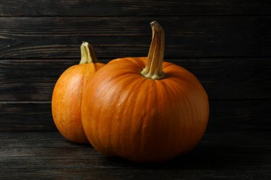 Kırsal ahşap arka planda iki taze balkabağı