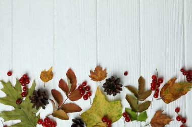 Beyaz ahşap masada Mutlu Şükran Günü kompozisyonu