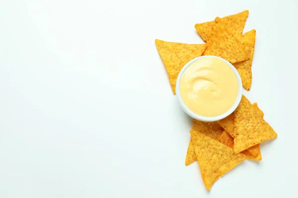 Schaal Met Kaas Saus Chips Witte Achtergrond — Stockfoto