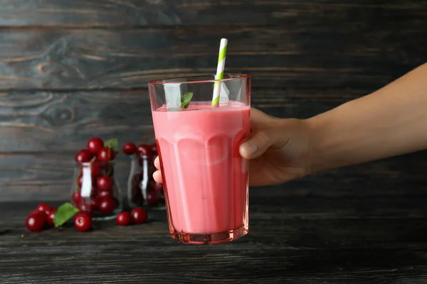 Weibliche Hand Hält Kirsch Smoothie Auf Rustikalem Holzgrund — Stockfoto