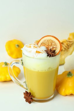 Beyaz masada balkabaklı latte kavramı