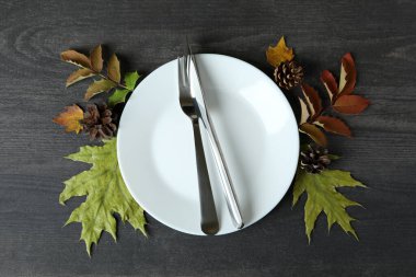 Koyu ahşap arka planda Mutlu Şükran Günü kompozisyonu