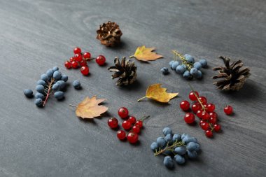 Koyu ahşap arka planda Mutlu Şükran Günü kompozisyonu